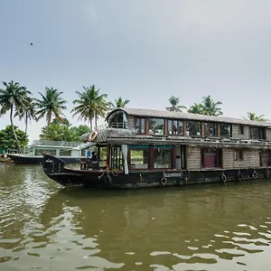 https://oyo-23434-royal-palace-4bhk-premium-houseboat.hotels-alappuzha.com